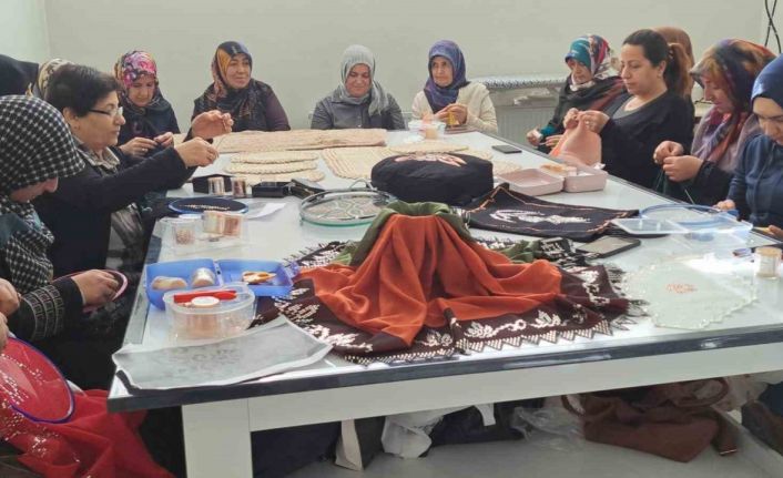 Kadınlar hem meslek öğreniyor hem de aile bütçesine katkı sağlıyor