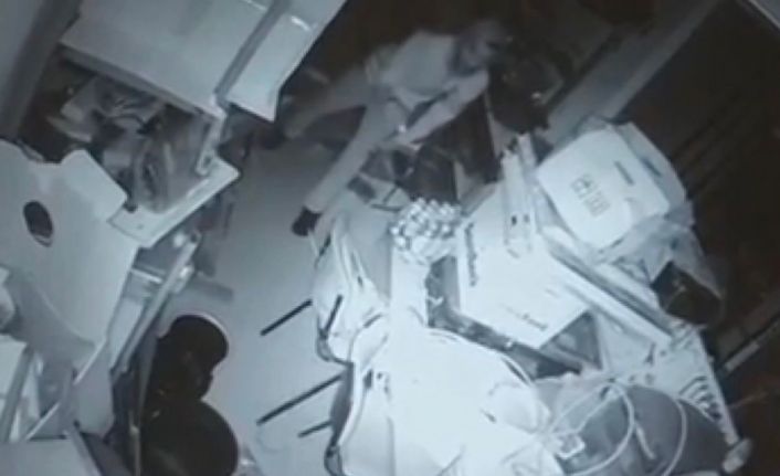Kağıthane’de kablo hırsızlığı kamerada: İşyerinden 4 bin lira değerinde kablo çaldı