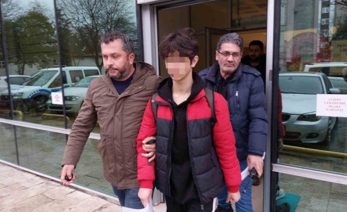 Kanser hastası annesini darp eden ağabeyini öldüren lise öğrencisi beraat etti