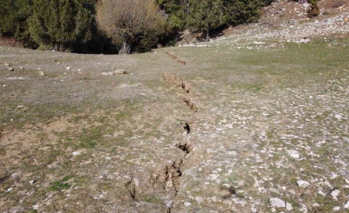 Kar, eridi 300 metrelik fay kırığı ortaya çıktı