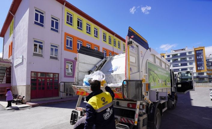 Karatay’da “1 Atık Çok Şeyi Değiştirir” atık toplama yarışması devam ediyor