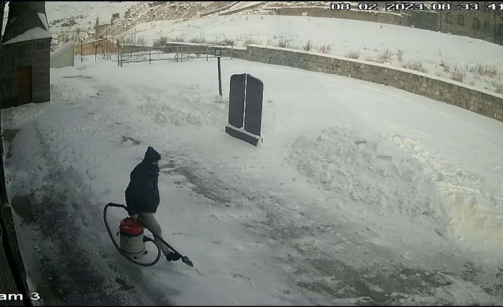 Kars’ta camilerin ses sistemlerini çalan hırsız önce kameralara sonra polise yakalandı