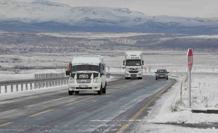 Kars’ta sürücülerin buzla imtihanı