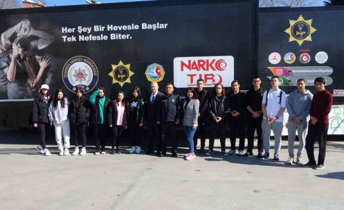 Kartal Meydanında bulunan ‘Narko Tır’ ile vatandaşa uyuşturucu hakkında bilgi veriliyor