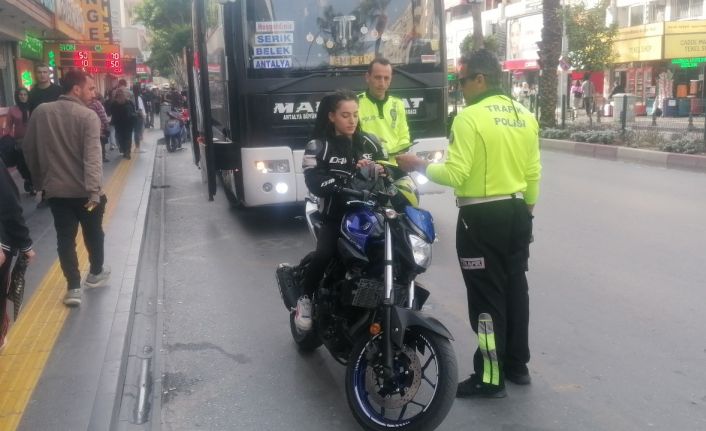 Kaskı kafası yerine koluna taktı, ilk kez ceza yiyince polislerle fotoğraf çektirmek istedi