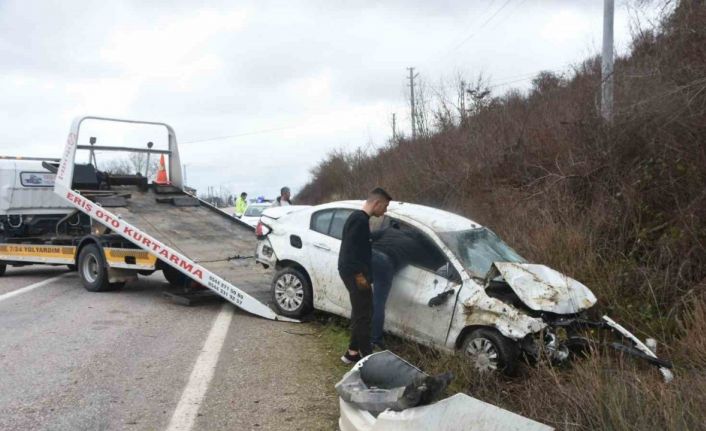 Kaygan yol kazaya sebebiyet verdi: 2 yaralı