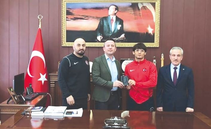Kaymakam Görmüş’ten başarılı güreşçiye ödül