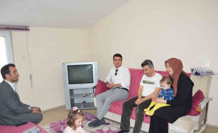 Kaymakam Okumuş depremzede aileyi ziyaret etti