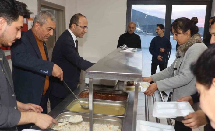 Kaymakam Tepeli ve Başkan Kaplan depremzedeler ile iftarda buluştu