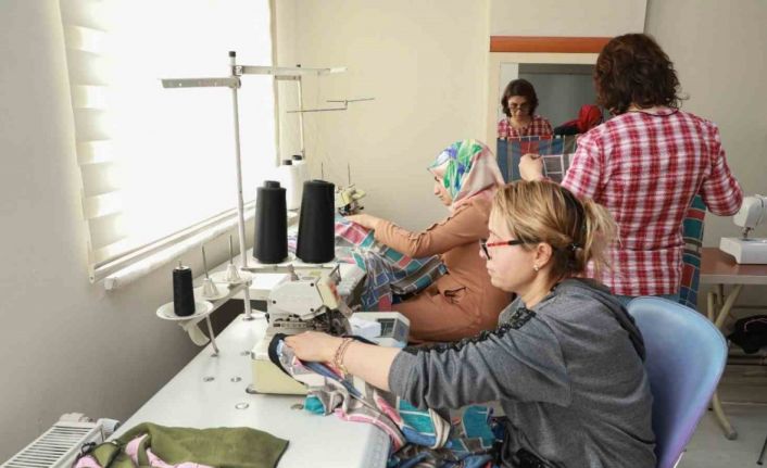 KAYMEK, depremzedelere çocuk ve yetişkin kıyafetleri dikiyor