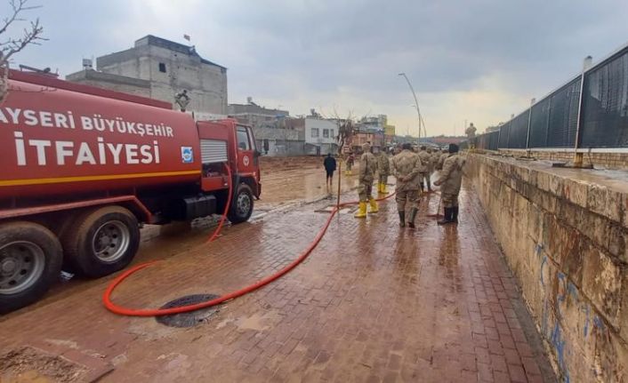 Kayseri, Deprem Bölgesinin Yanı Sıra Sel Yaşanan Bölgelerin de Yardımına Koştu