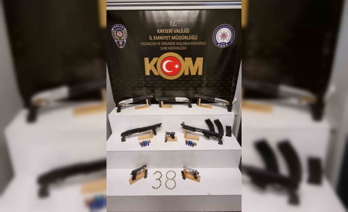 Kayseri’de şafak operasyonu: Ruhsatsız tabanca, tüfek ve çok sayıda mermi ele geçirildi