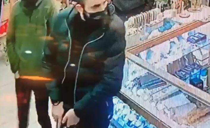 Kendilerini polis olarak tanıtan soyguncular dükkandan 7 bin ve 500 doları çaldı