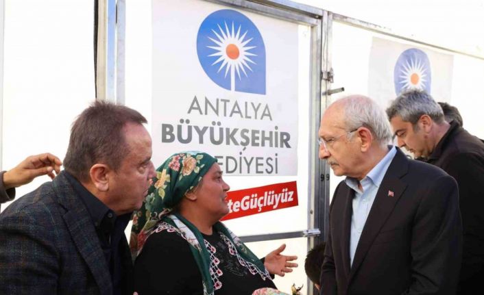 Kılıçdaroğlu, depremzedelerle yemek yedi