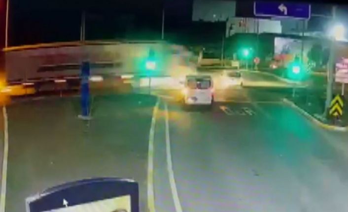 Kırmızı ışıkta geçen tırın hafif ticari araca vurma anı güvenlik kamerasında