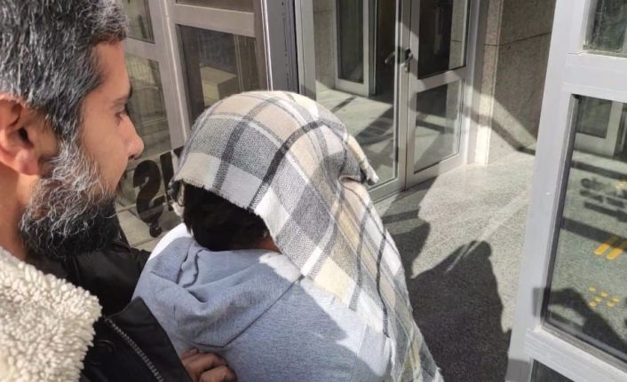 Kızını boğup eşinin içerisinde olduğu evi ateşe veren anne adliyeye sevk edildi