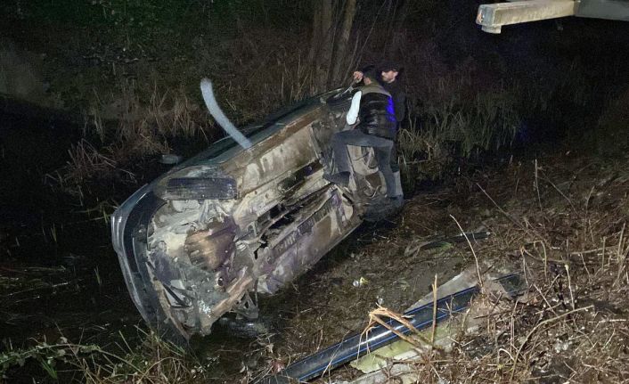 Kocaeli’de hafif ticari araç dere yatağına uçtu