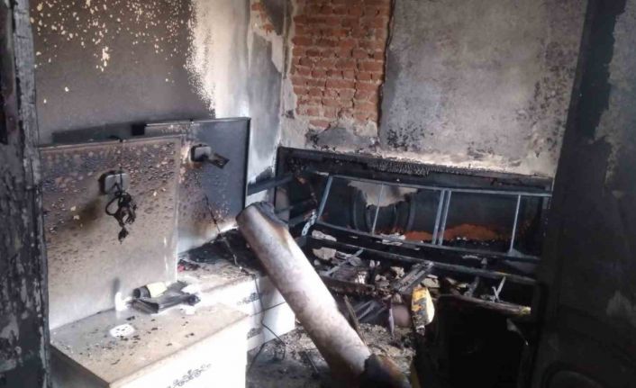 Koçarlı’da çıkan yangında ev kullanılamaz hale geldi