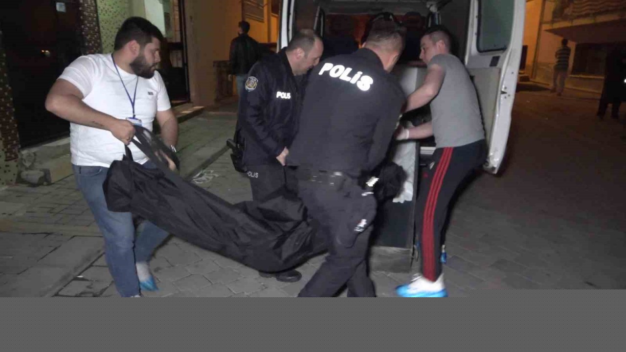 Kocasını göğsünden ve karnından bıçaklayarak öldürdü