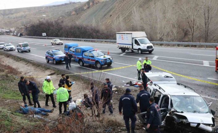 Kontrolden çıkan hafif ticari araç bariyerlere çarptı: 2 ölü, 3 yaralı