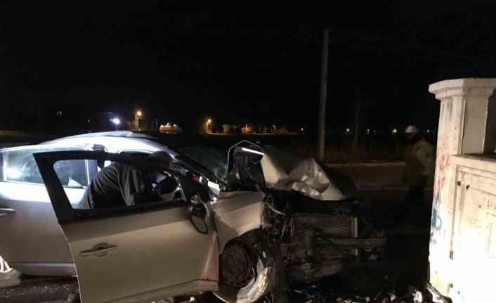 Kontrolden çıkıp duvara çarpan otomobilin sürücüsü hayatını kaybetti