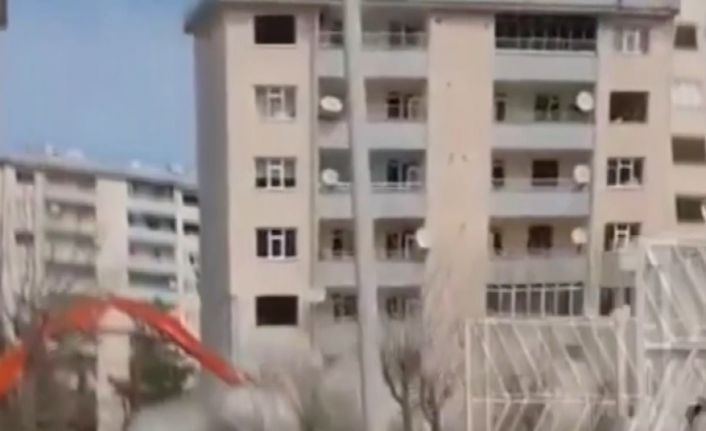 Kontrollü yıkımda bina böyle devrildi