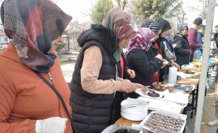 Konya’da depremzedeler yararına hayır panayırı düzenlendi
