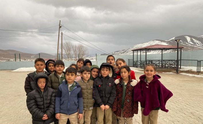 Köy okulunun minikleri Milli Eğitim Müdürüne seslendiler: "Rahmi amca bize sucuk, ekmek gönderir misin?"