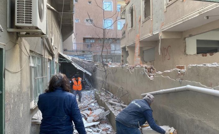 Küçükçekmece’de metruk bir binada yıkım sırasında çökme meydana geldi. Olay yerine polis ve itfaiye ekipleri sevk edildi.