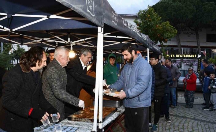 Kuşadası Belediyesi, Davutlar Mahallesi’nde iftar yemeği düzenledi