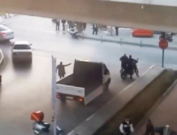 Kuşadası’nda ’kırmızı ışıkta geçme’ kavgasının yeni görüntüleri ortaya çıktı