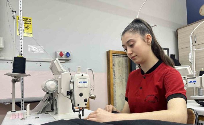 Lise öğrencileri kolları sıvadı, depremzedeler için soğuğa dayanıklı uyku tulumu dikiyor