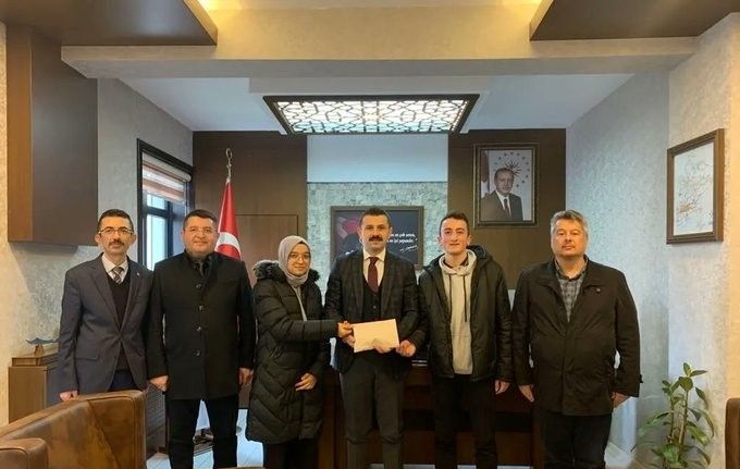 Lise öğrencileri topladıkları 12 bin lirayı depremzedeler için bağışladı