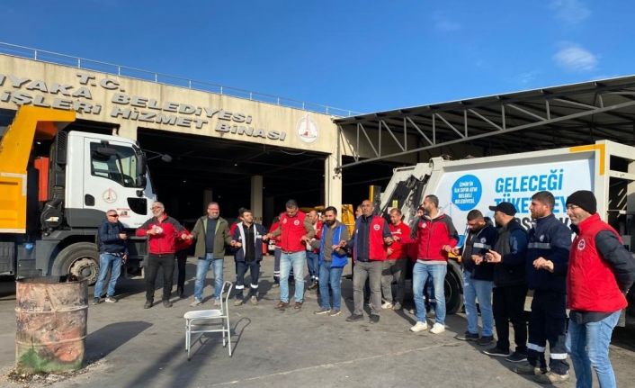 Maaşını alamayan Karşıyaka Belediyesi işçileri iş bıraktı