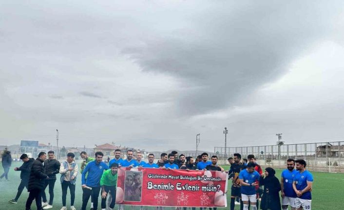 Maç öncesi yeşil sahada evlilik teklifi