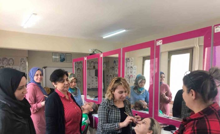 Makyajla bir saatte 50 yaş yaşlanan kursiyerler minik öğrencileri şaşırttı