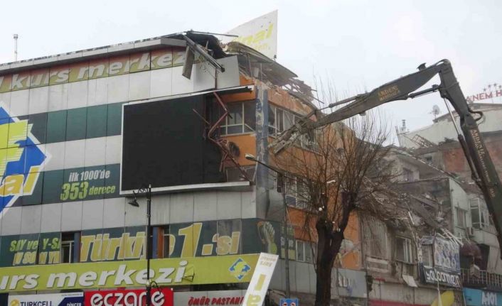 Malatya’da ağır hasarlı binaların yıkımı sürüyor