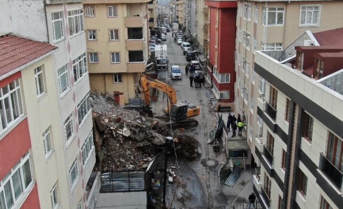 Maltepe’de yıkım esnasında göçük meydana geldi, iş makinasının bir bölümü enkazda kaldı