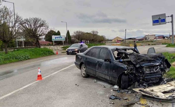 Manisa’da tır ile otomobil kafa kafaya çarpıştı: 1 ölü