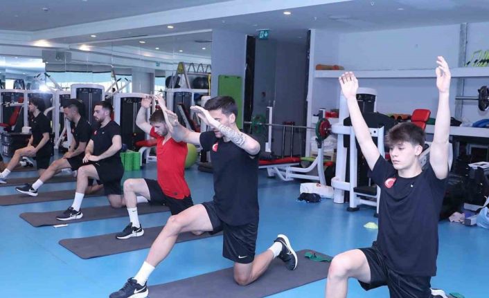 Milliler, günün ilk idmanında salonda çalıştı