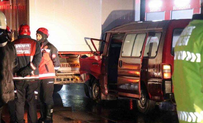 Minibüs, deprem bölgesine konteyner götüren tıra ok gibi saplandı: 1 ölü, 2 yaralı