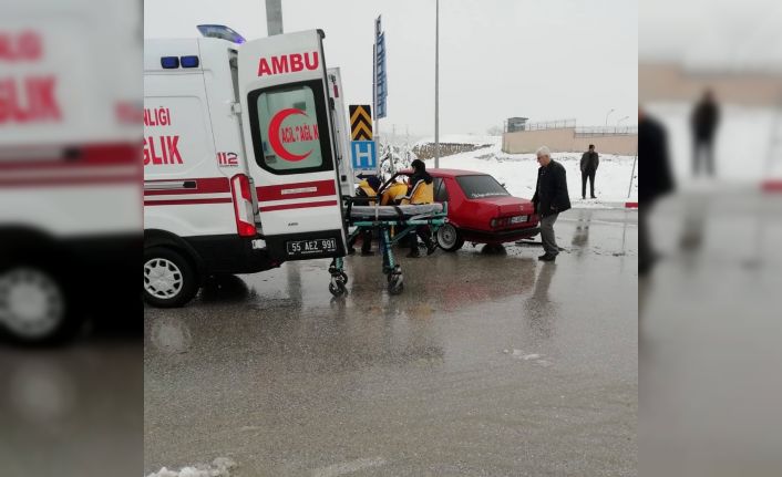 Minibüs ile otomobil çarpıştı: 1 yaralı