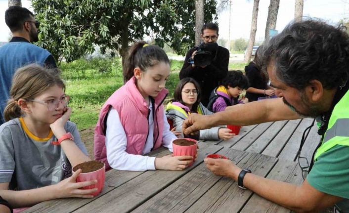 Minik eller fidanları deprem anısına dikti