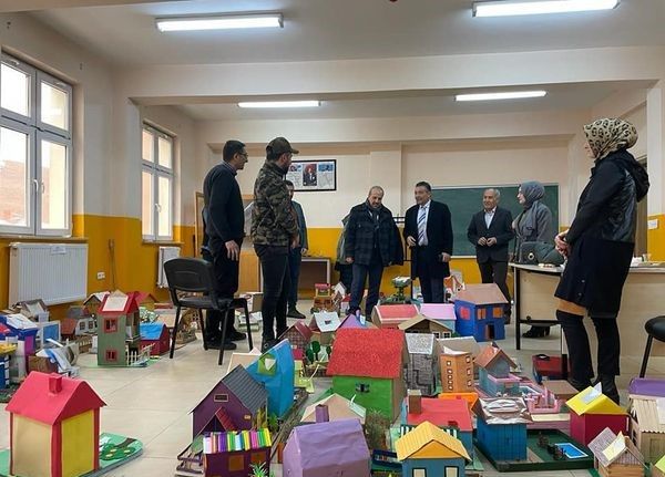 Minik Eller Tasarlıyor Projesi ile öğrenciler hayallerindeki evleri tasarladı