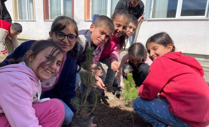 Minik öğrenciler fidanları toprakla buluşturdu