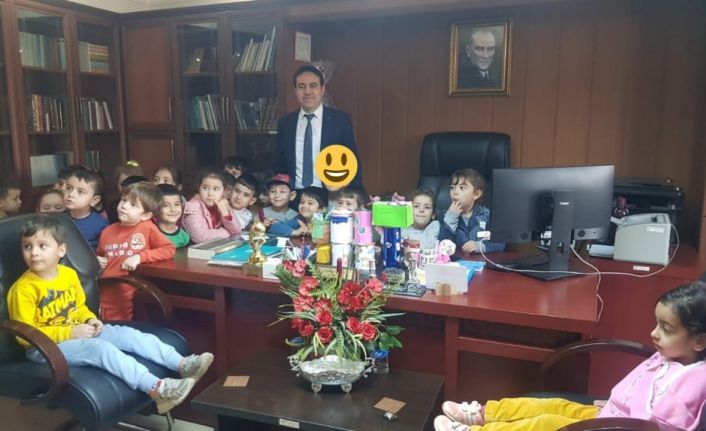 Minikler kumbaralarını depremzedeler için açtı