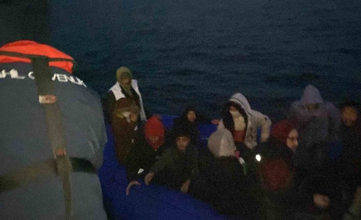 Motoru arızalanan lastik bottaki göçmenleri Sahil Güvenlik kurtardı
