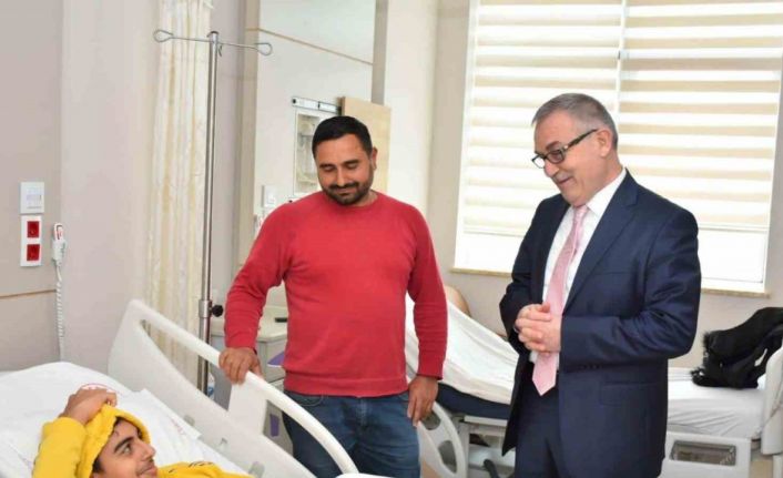 Müdür Akyol, depremzede öğrenci ile hastanede bir araya geldi