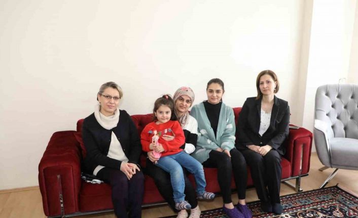 Neziha Çelik, Kütahya’ya yerleşen depremzede aileyi ziyaret etti