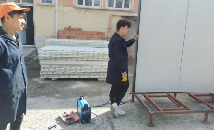 Öğrenci ve öğretmenler afet bölgesine yaptıkları 48 adet seyyar tuvalet ve duşu gönderdiler